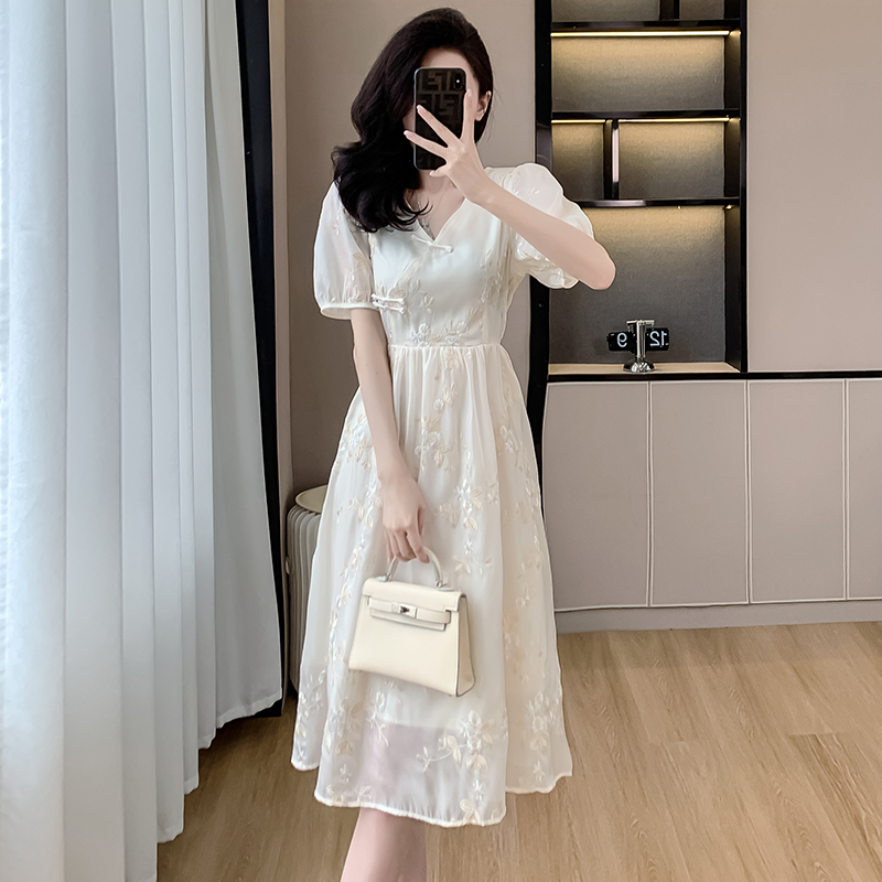New Chinese Style Embroidered V-Neck Puff Sleeve A-Line Midi Dress - Image 3