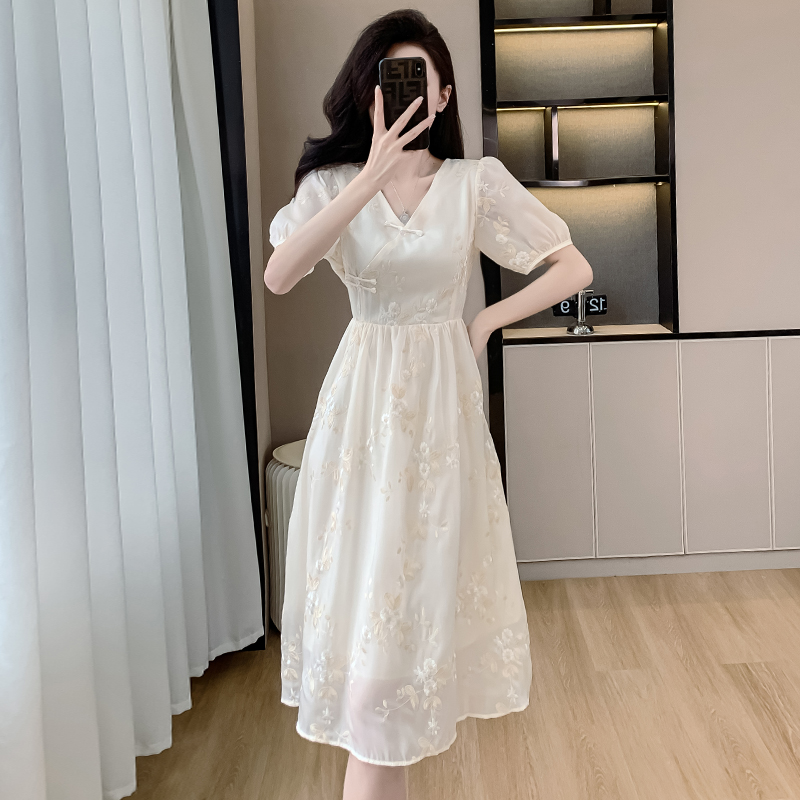 New Chinese Style Embroidered V-Neck Puff Sleeve A-Line Midi Dress - Image 5